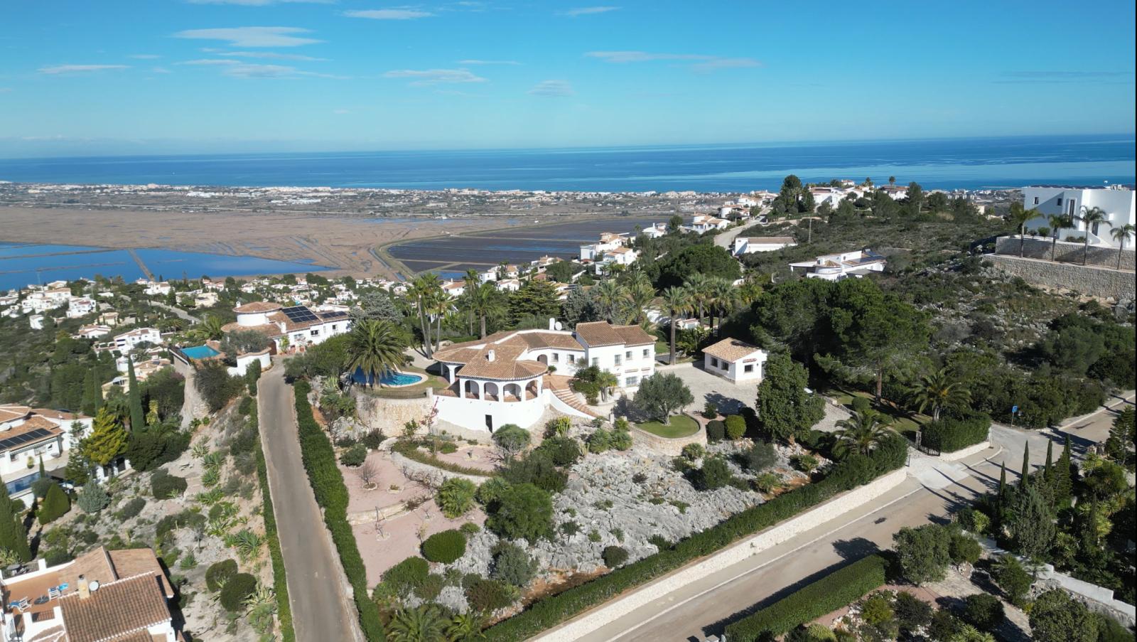 Exclusiva Villa de Estilo Finca con Impresionantes Vistas Panorámicas, Piscina y un Paraíso de Jardines en Monte Pego
