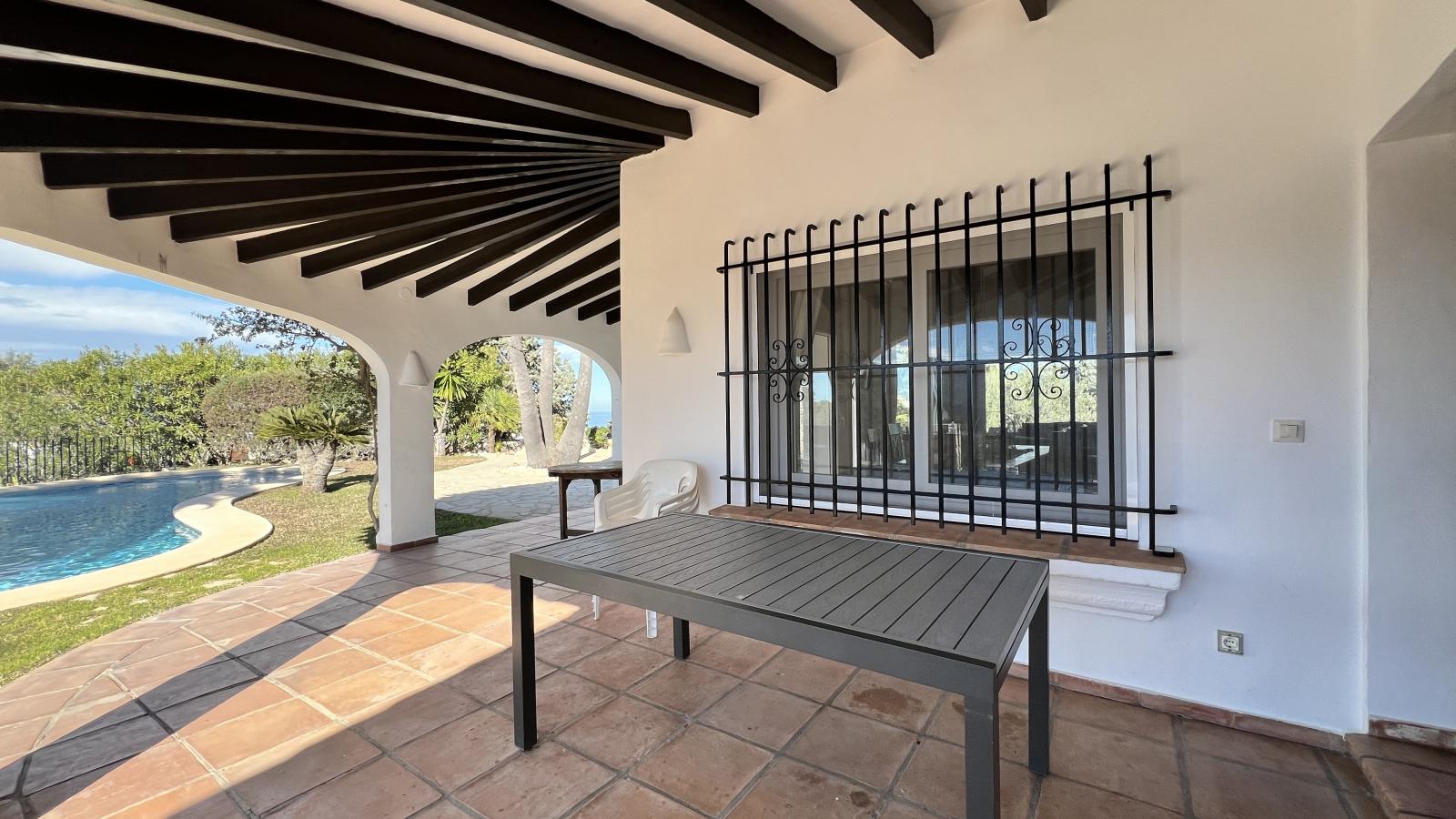 Exclusiva Villa de Estilo Finca con Impresionantes Vistas Panorámicas, Piscina y un Paraíso de Jardines en Monte Pego