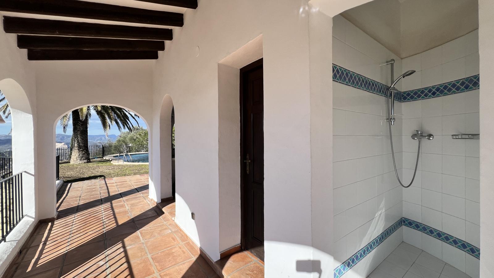 Exclusiva Villa de Estilo Finca con Impresionantes Vistas Panorámicas, Piscina y un Paraíso de Jardines en Monte Pego