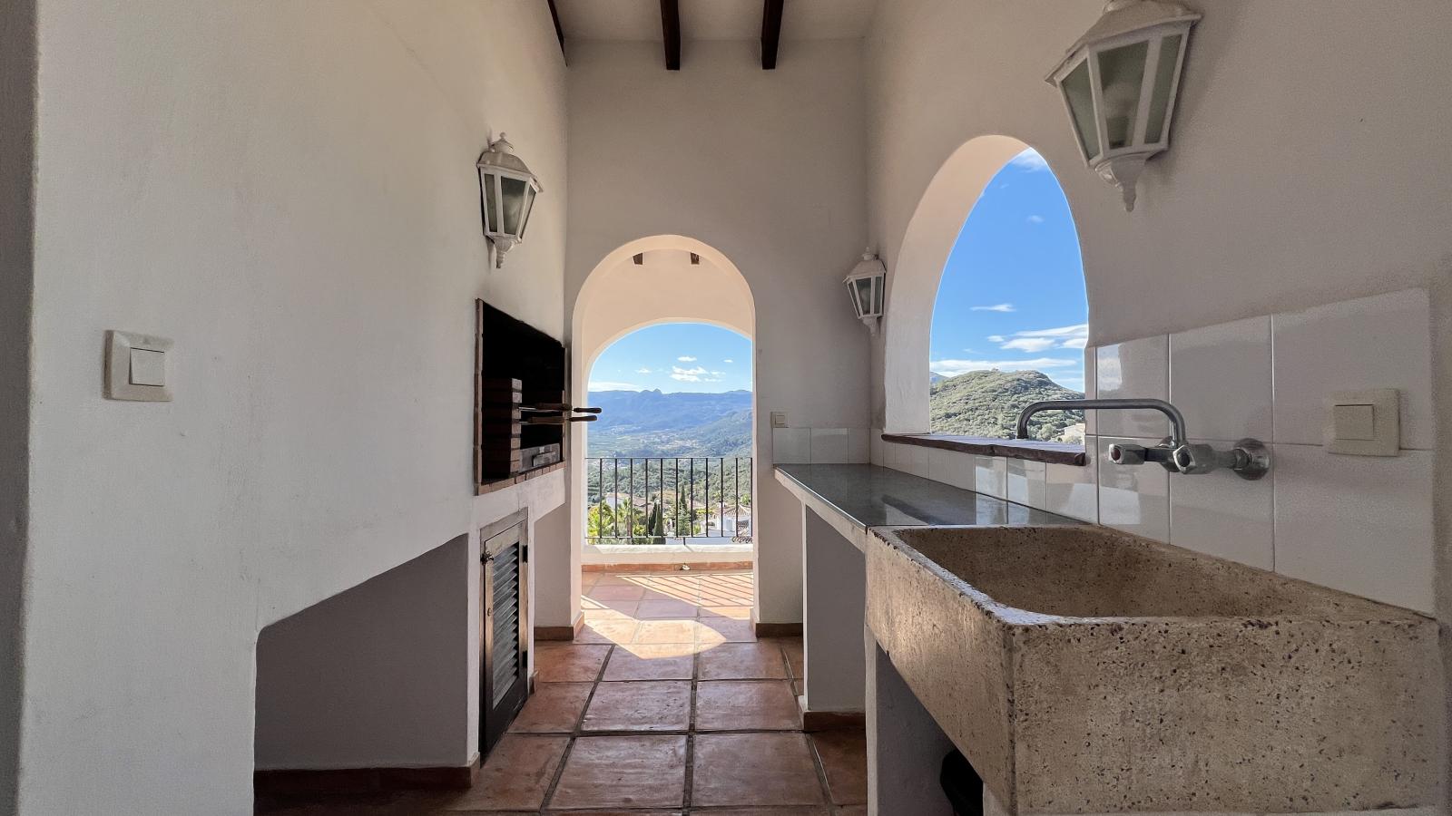 Exclusiva Villa de Estilo Finca con Impresionantes Vistas Panorámicas, Piscina y un Paraíso de Jardines en Monte Pego
