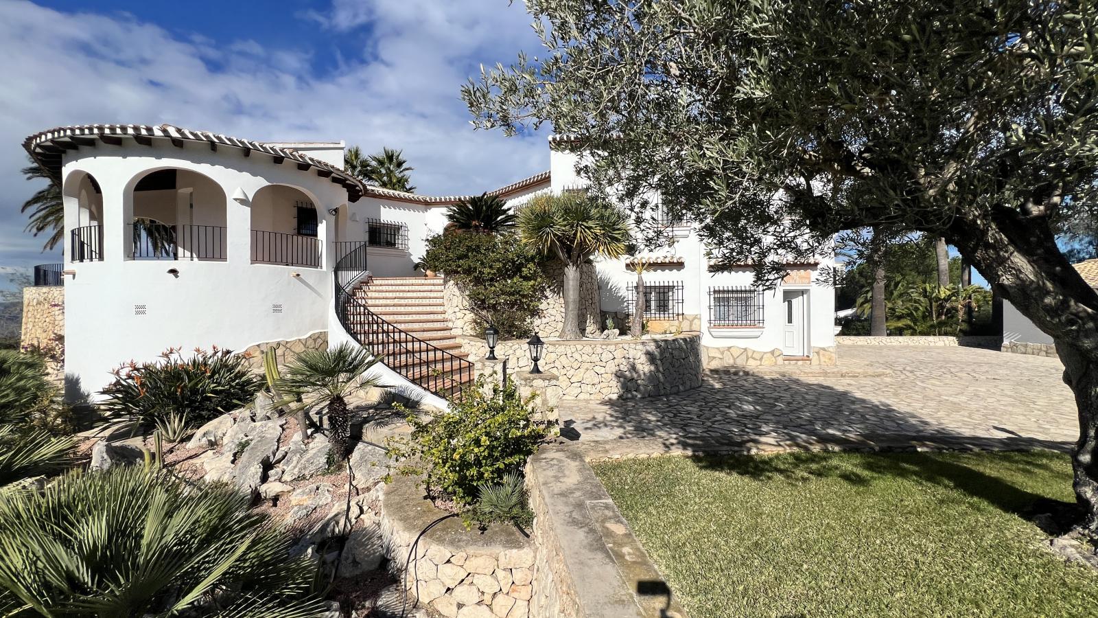 Exclusiva Villa de Estilo Finca con Impresionantes Vistas Panorámicas, Piscina y un Paraíso de Jardines en Monte Pego