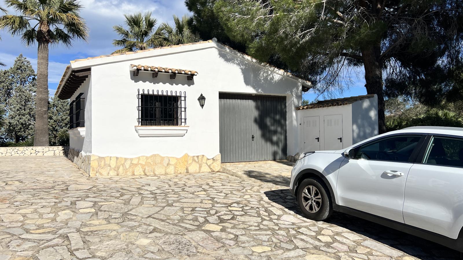 Exclusiva Villa de Estilo Finca con Impresionantes Vistas Panorámicas, Piscina y un Paraíso de Jardines en Monte Pego