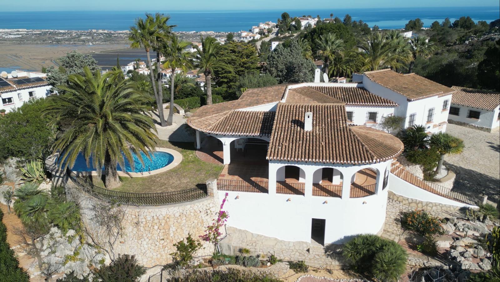 Exclusiva Villa de Estilo Finca con Impresionantes Vistas Panorámicas, Piscina y un Paraíso de Jardines en Monte Pego