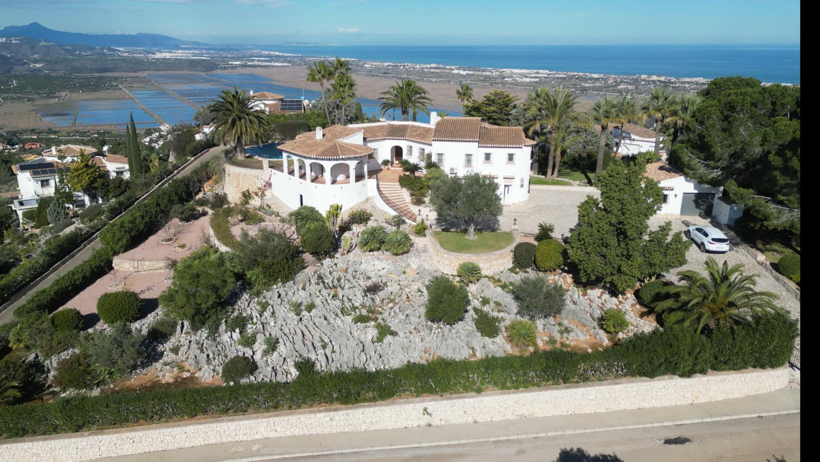Exclusiva Villa de Estilo Finca con Impresionantes Vistas Panorámicas, Piscina y un Paraíso de Jardines en Monte Pego