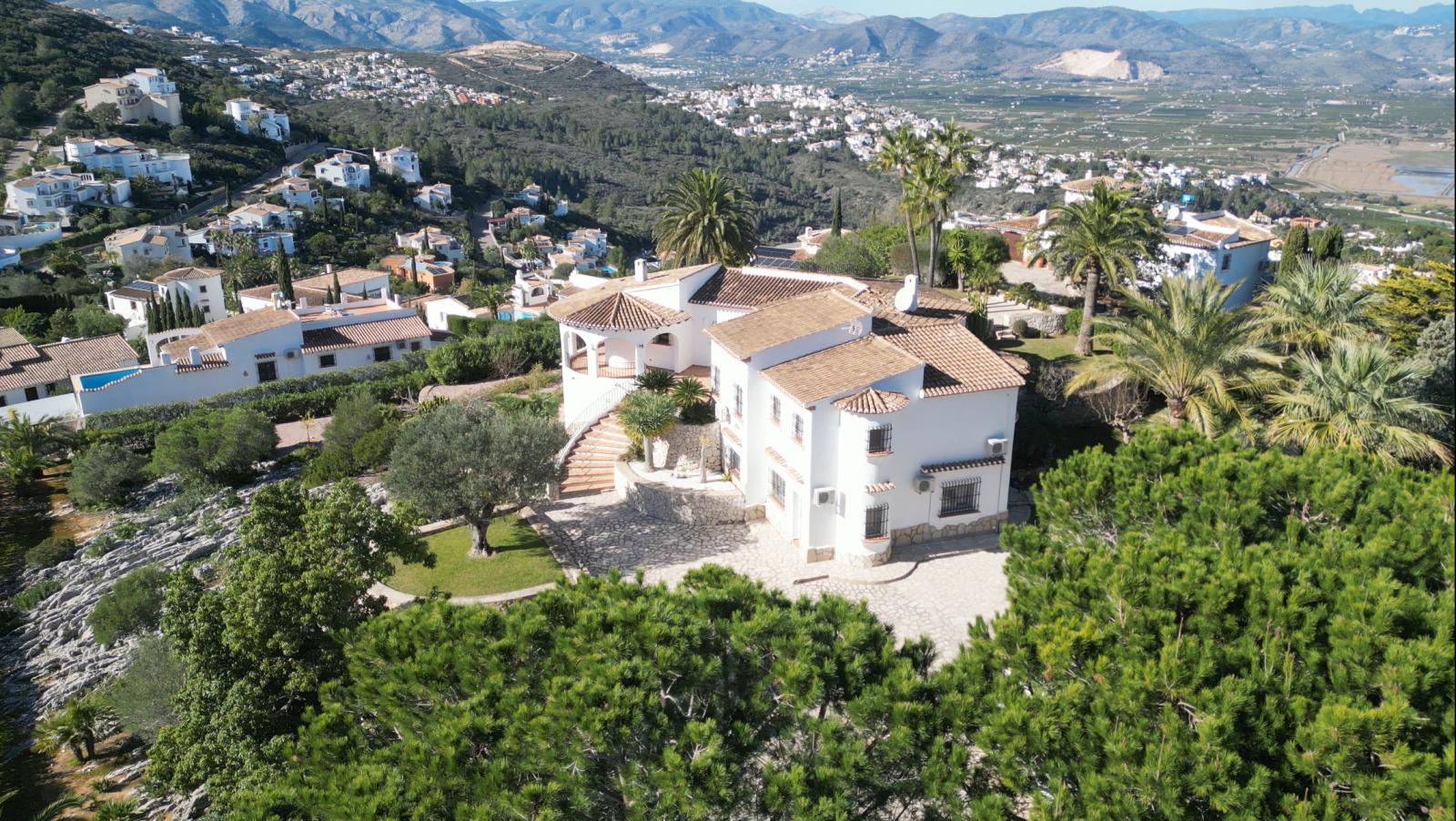 Exclusiva Villa de Estilo Finca con Impresionantes Vistas Panorámicas, Piscina y un Paraíso de Jardines en Monte Pego