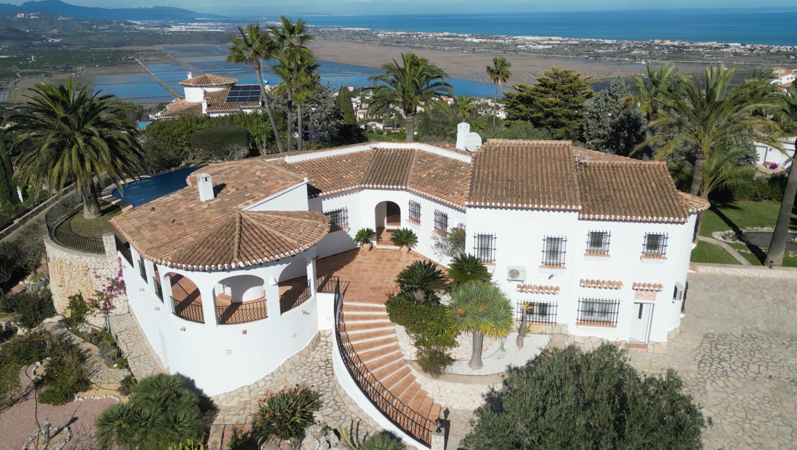 Exclusiva Villa de Estilo Finca con Impresionantes Vistas Panorámicas, Piscina y un Paraíso de Jardines en Monte Pego