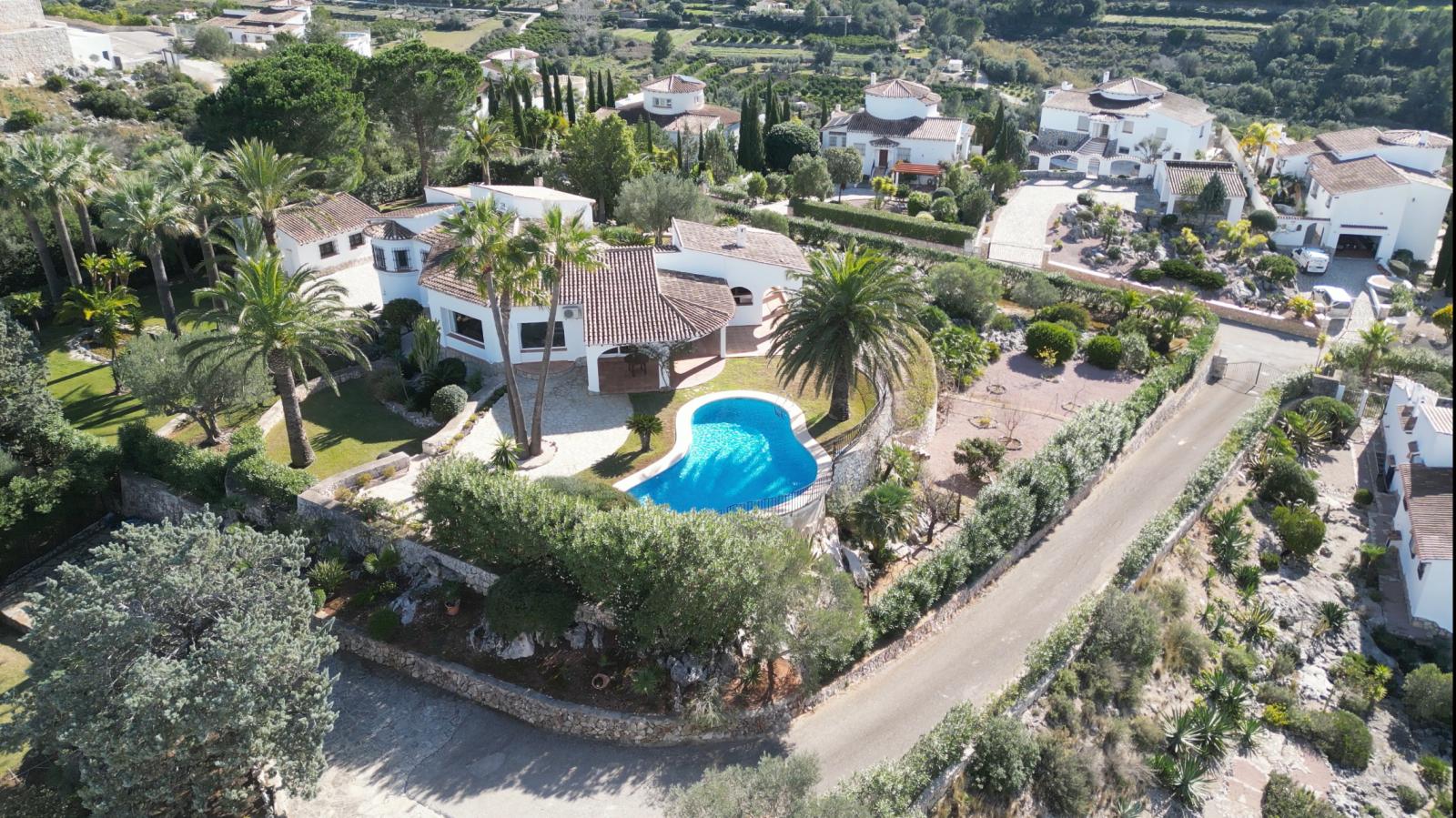 Exclusiva Villa de Estilo Finca con Impresionantes Vistas Panorámicas, Piscina y un Paraíso de Jardines en Monte Pego