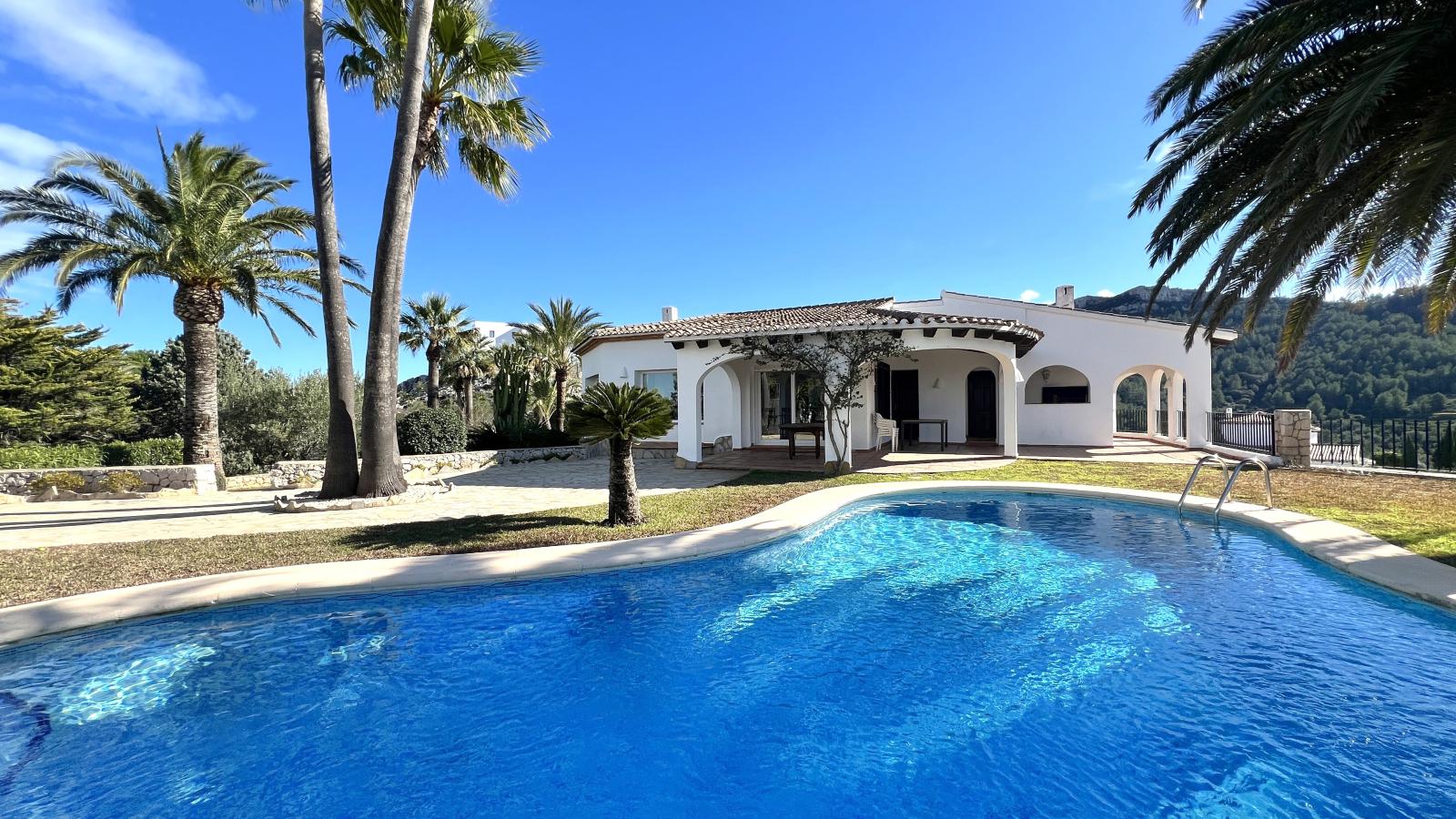Exclusiva Villa de Estilo Finca con Impresionantes Vistas Panorámicas, Piscina y un Paraíso de Jardines en Monte Pego