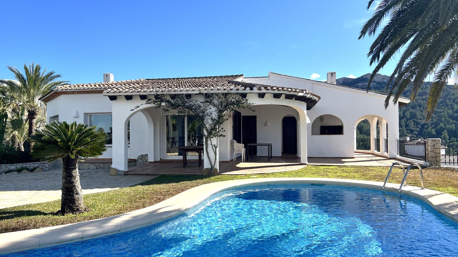 Exclusiva Villa de Estilo Finca con Impresionantes Vistas Panorámicas, Piscina y un Paraíso de Jardines en Monte Pego