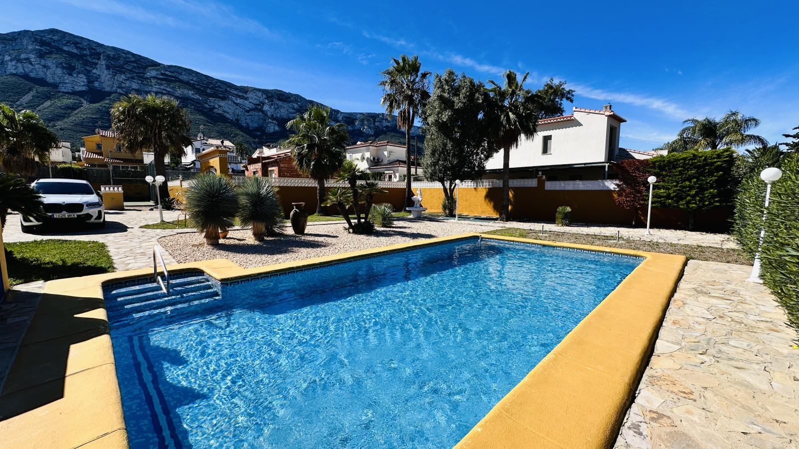 Villa muy bien cuidada con 2.185 m2 de terreno, gran piscina, pista de tenis, pozo, garaje, calefacción, aire acondicionado y muchos extras.