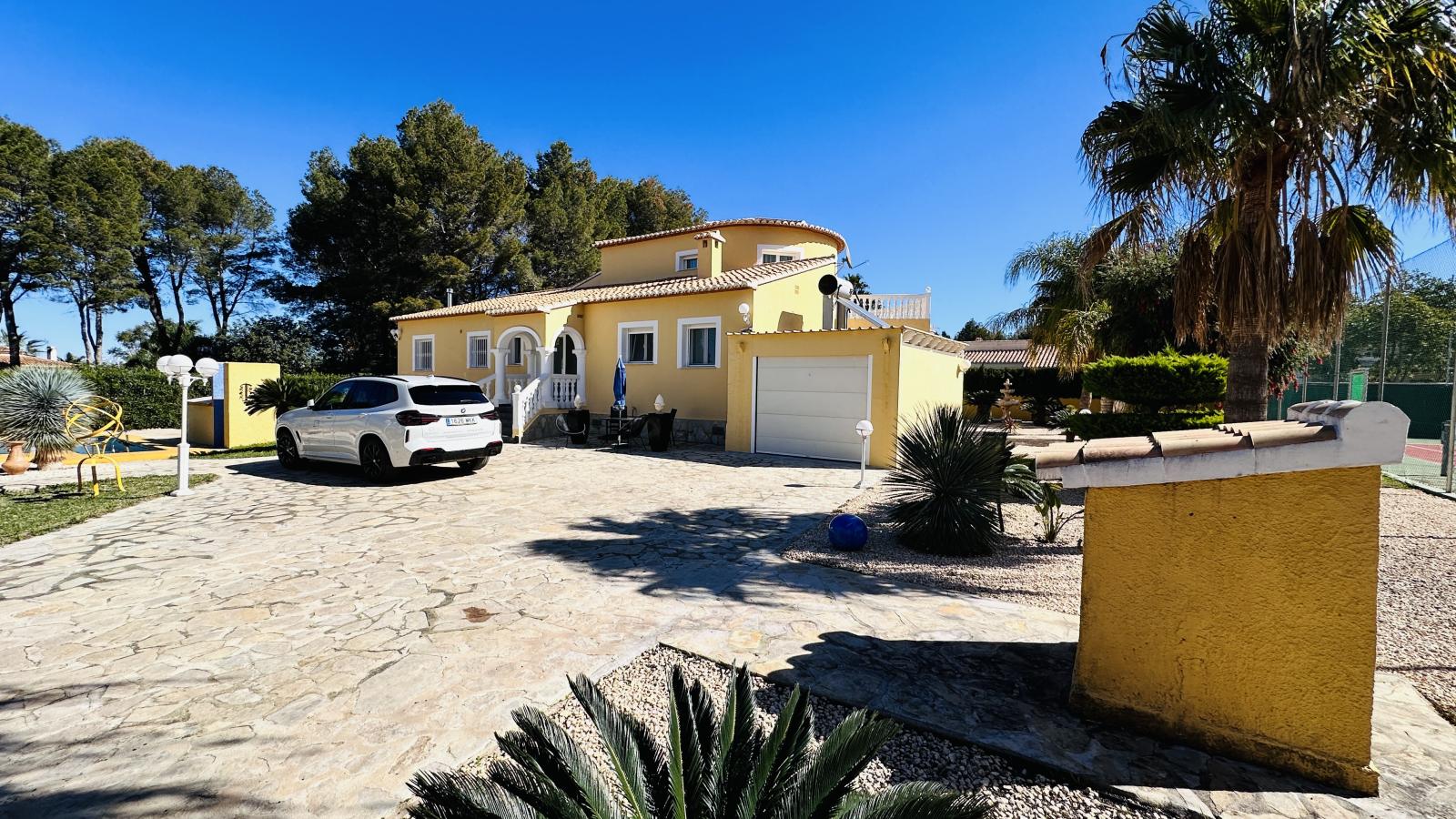 Villa muy bien cuidada con 2.185 m2 de terreno, gran piscina, pista de tenis, pozo, garaje, calefacción, aire acondicionado y muchos extras.