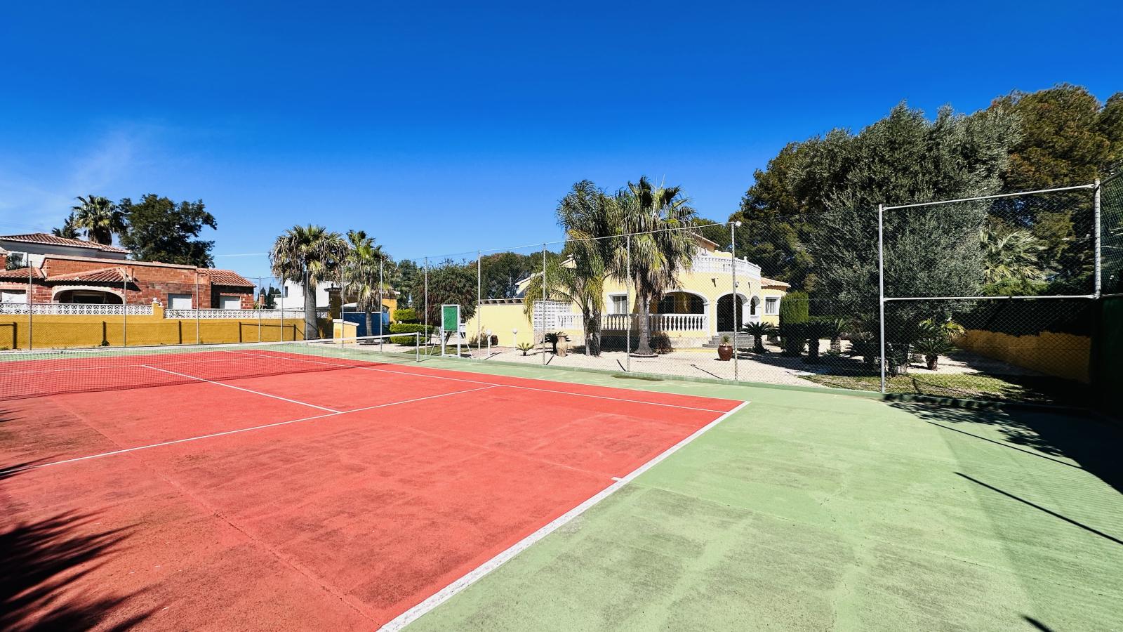 Villa muy bien cuidada con 2.185 m2 de terreno, gran piscina, pista de tenis, pozo, garaje, calefacción, aire acondicionado y muchos extras.