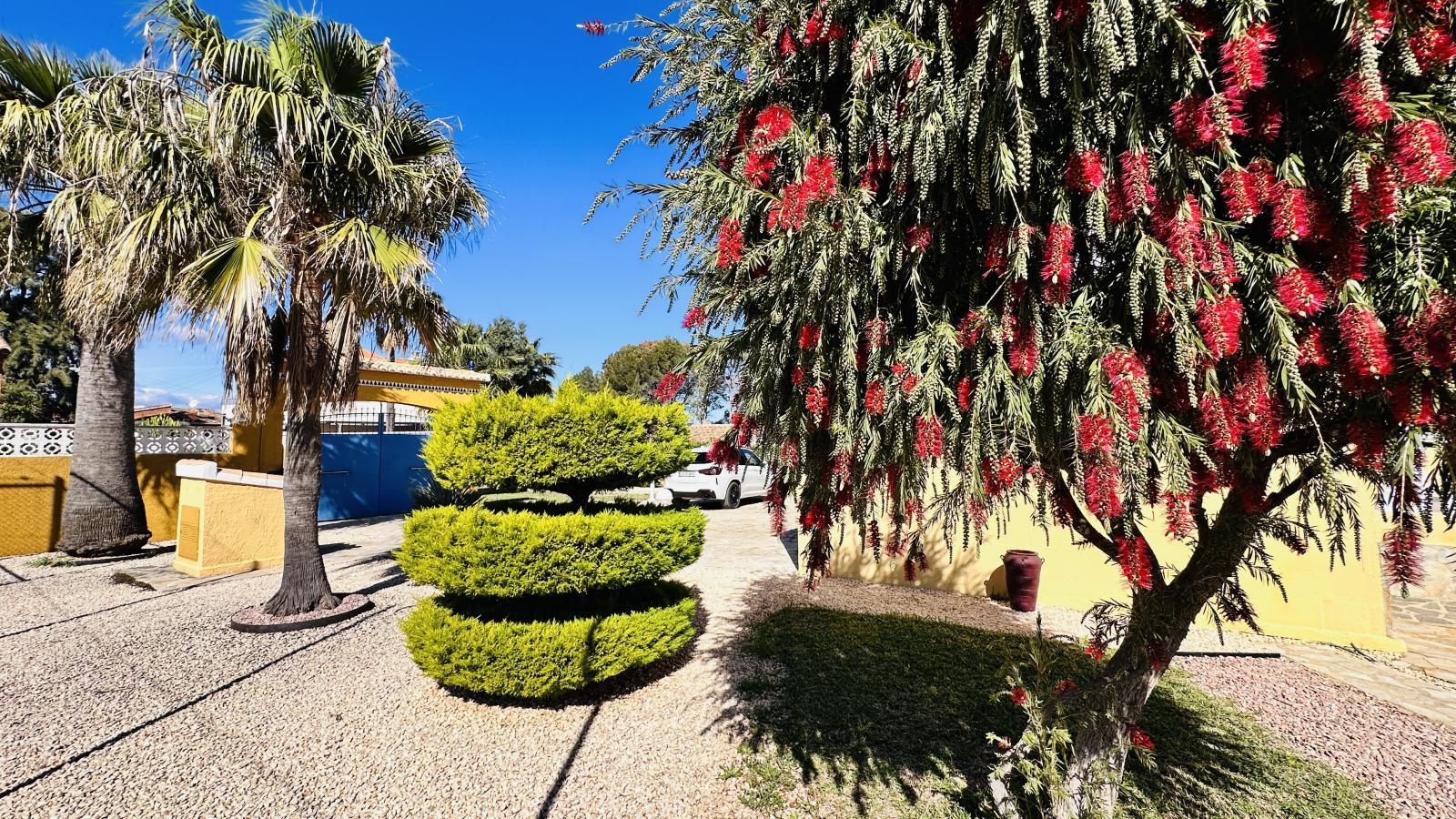 Villa muy bien cuidada con 2.185 m2 de terreno, gran piscina, pista de tenis, pozo, garaje, calefacción, aire acondicionado y muchos extras.