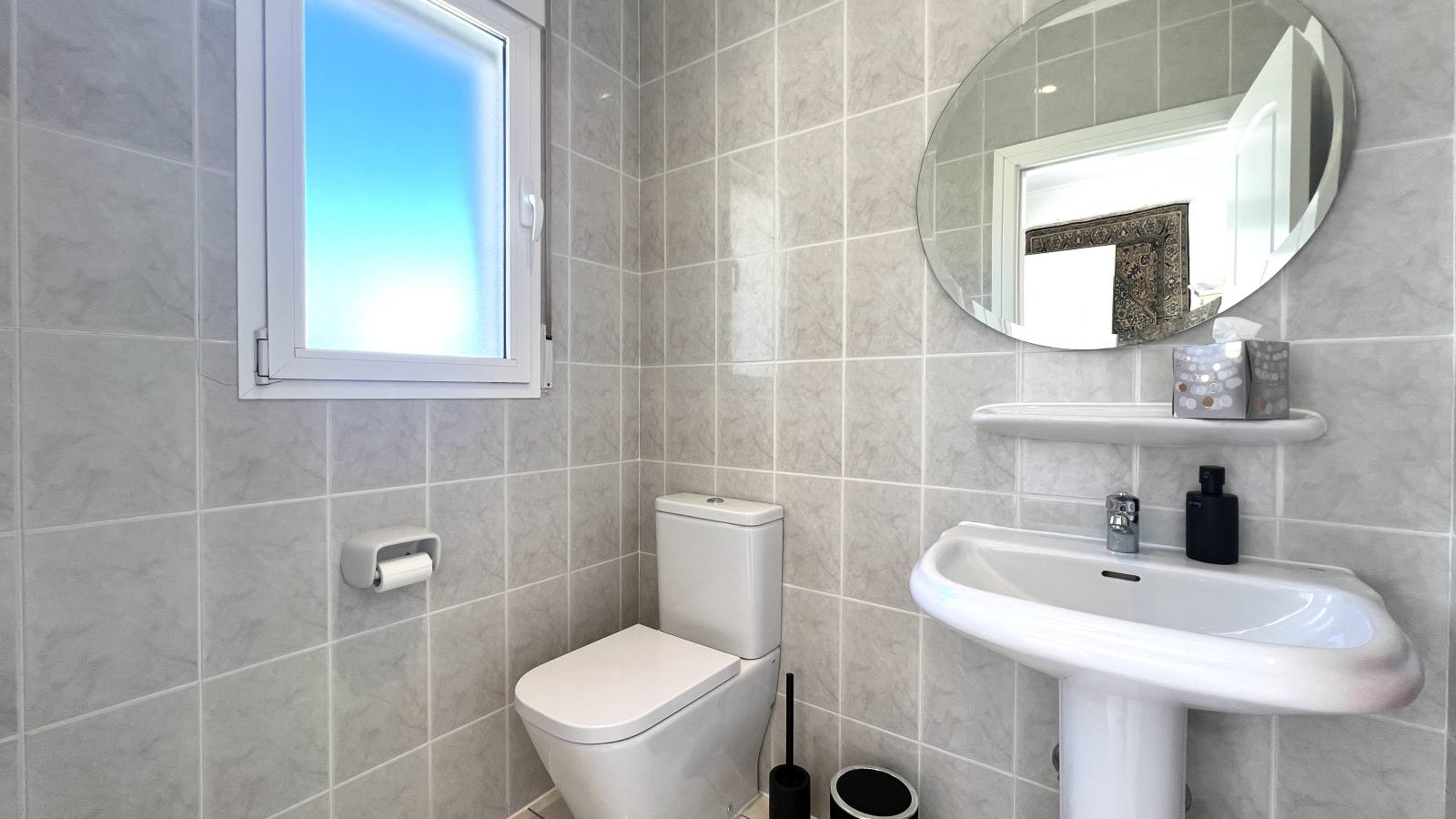 Villa muy bien cuidada con 2.185 m2 de terreno, gran piscina, pista de tenis, pozo, garaje, calefacción, aire acondicionado y muchos extras.