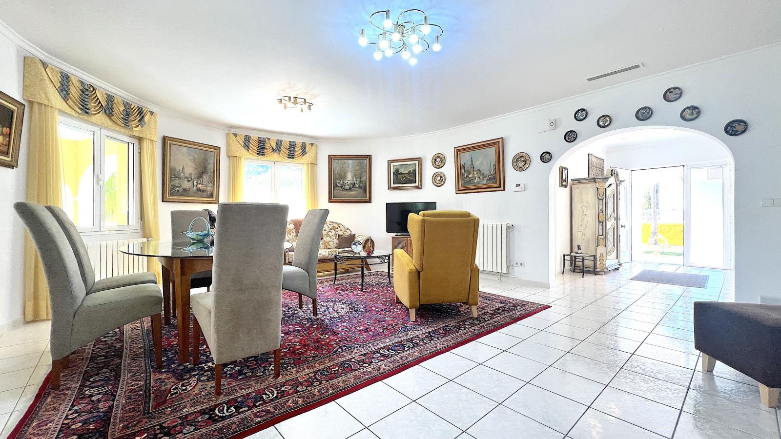 Villa muy bien cuidada con 2.185 m2 de terreno, gran piscina, pista de tenis, pozo, garaje, calefacción, aire acondicionado y muchos extras.