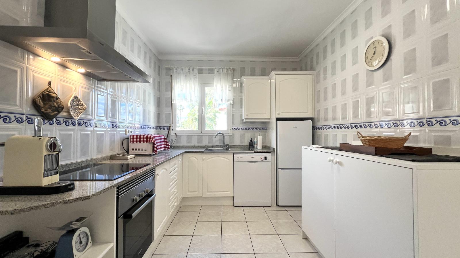 Villa muy bien cuidada con 2.185 m2 de terreno, gran piscina, pista de tenis, pozo, garaje, calefacción, aire acondicionado y muchos extras.