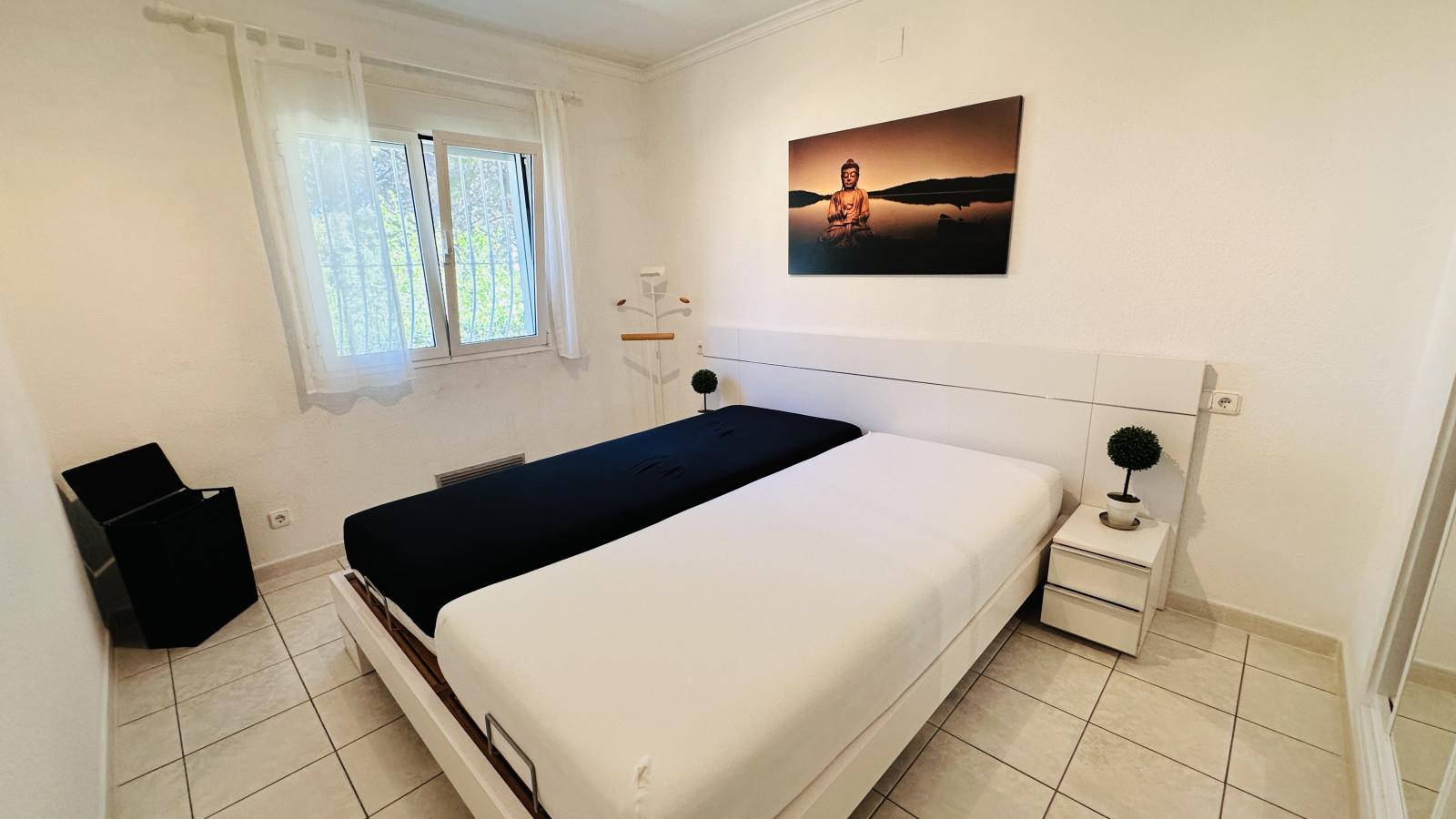 Villa muy bien cuidada con 2.185 m2 de terreno, gran piscina, pista de tenis, pozo, garaje, calefacción, aire acondicionado y muchos extras.