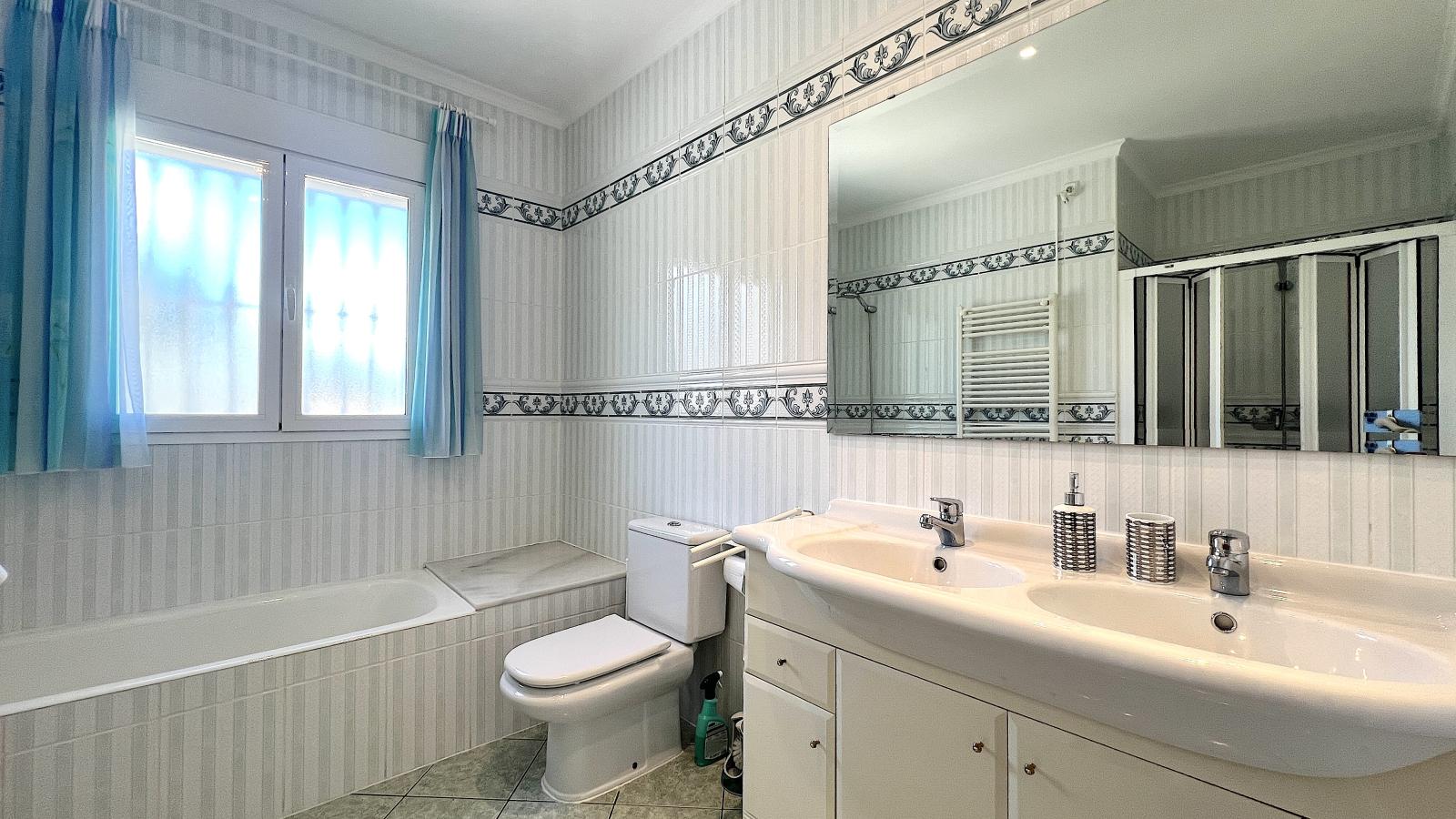 Villa muy bien cuidada con 2.185 m2 de terreno, gran piscina, pista de tenis, pozo, garaje, calefacción, aire acondicionado y muchos extras.