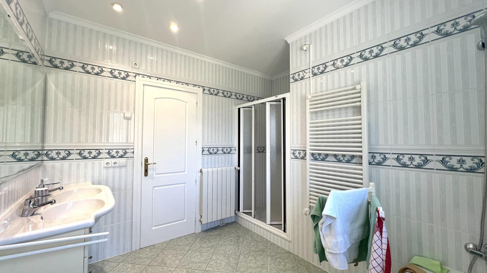 Villa muy bien cuidada con 2.185 m2 de terreno, gran piscina, pista de tenis, pozo, garaje, calefacción, aire acondicionado y muchos extras.