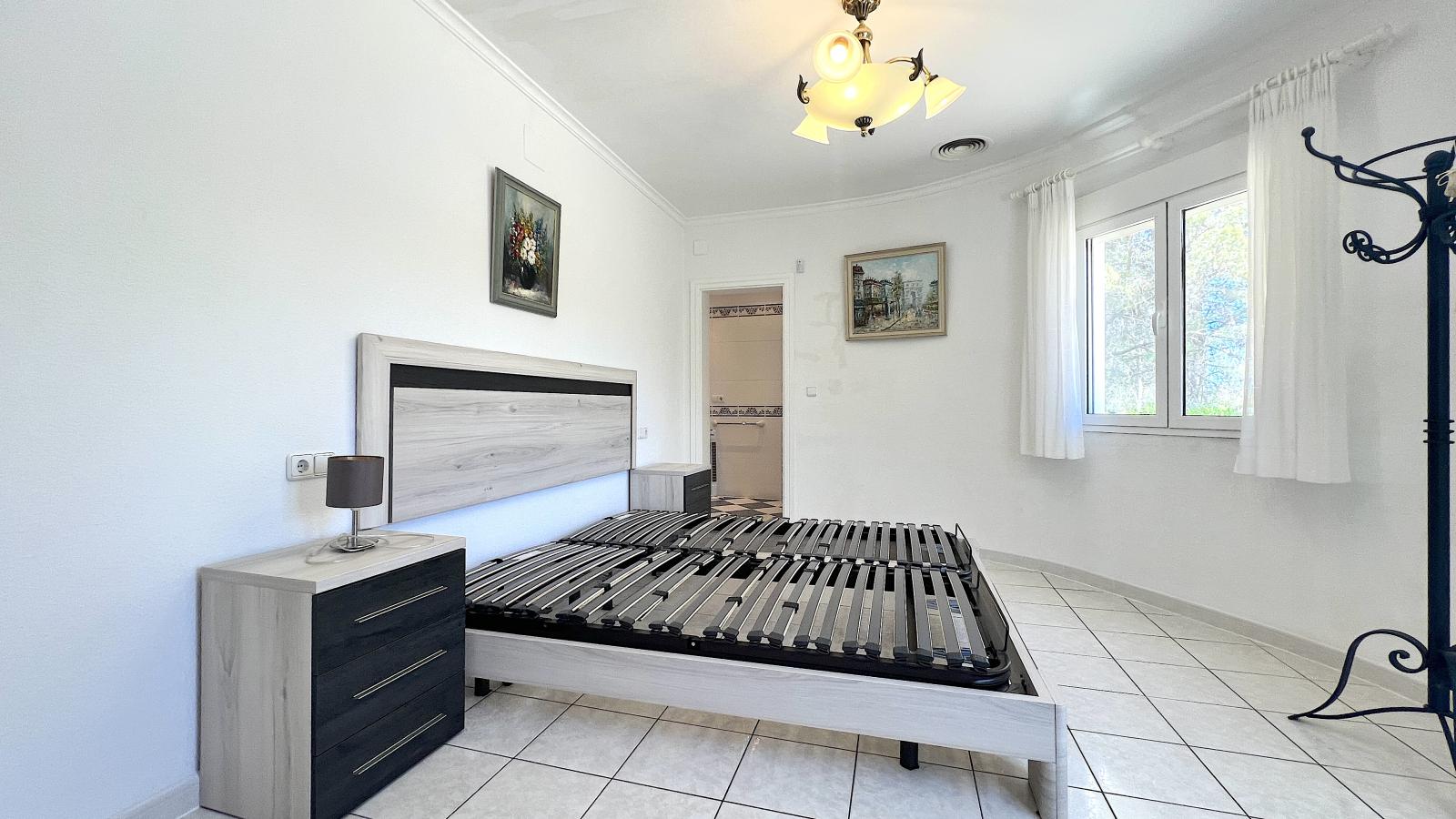 Villa muy bien cuidada con 2.185 m2 de terreno, gran piscina, pista de tenis, pozo, garaje, calefacción, aire acondicionado y muchos extras.