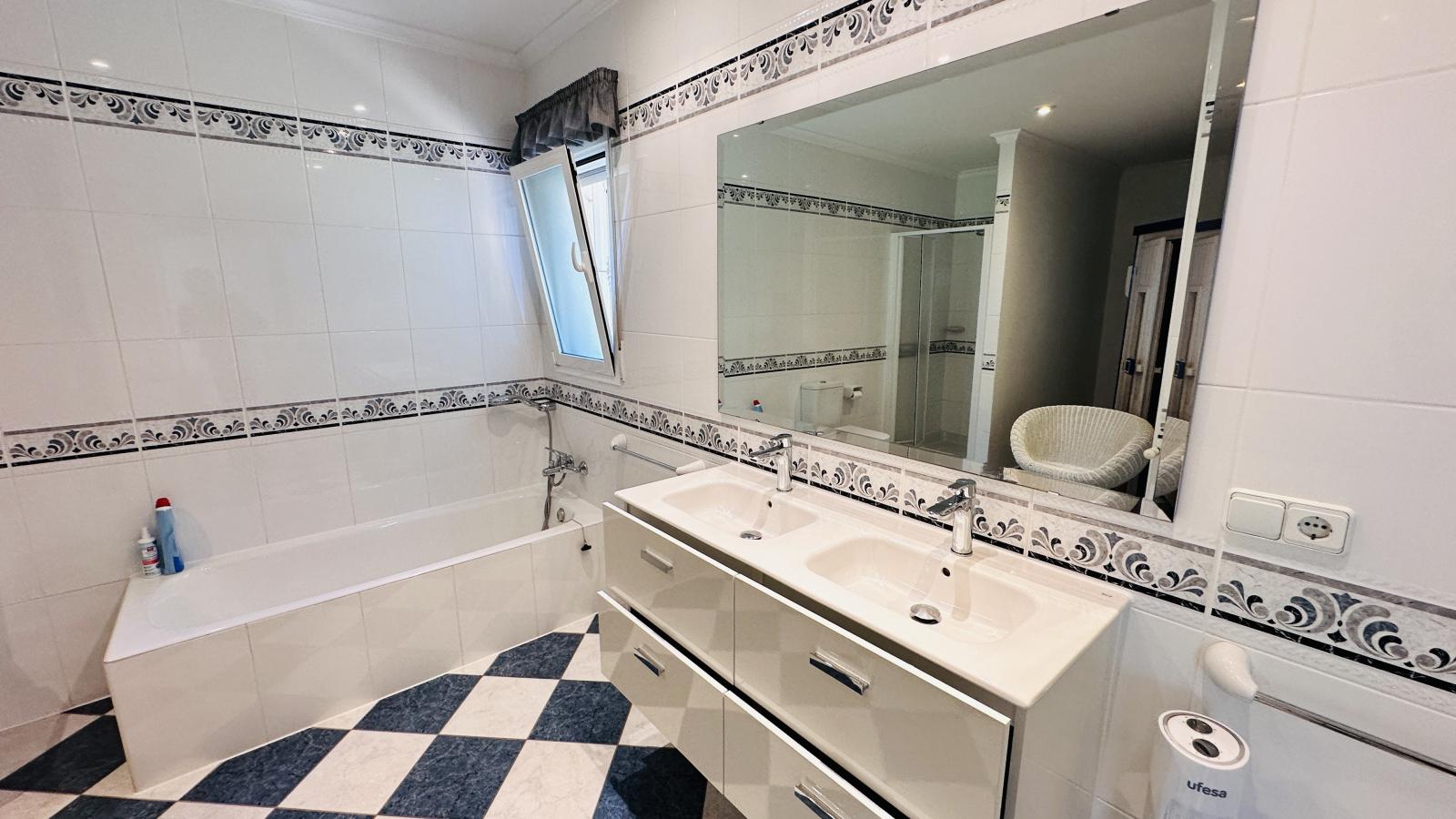 Villa muy bien cuidada con 2.185 m2 de terreno, gran piscina, pista de tenis, pozo, garaje, calefacción, aire acondicionado y muchos extras.