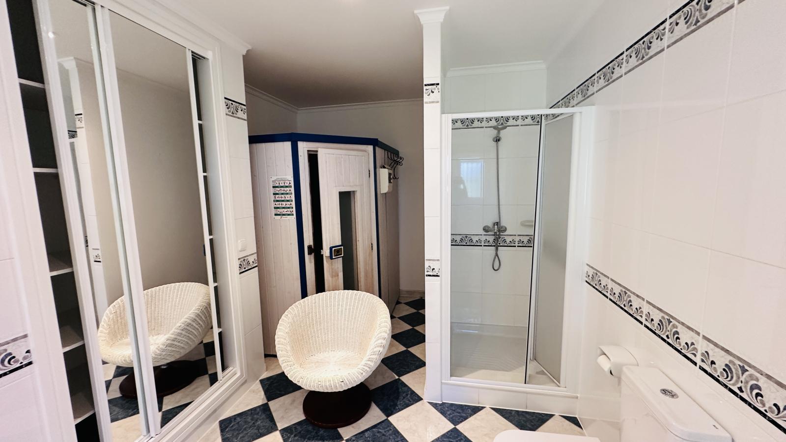 Villa muy bien cuidada con 2.185 m2 de terreno, gran piscina, pista de tenis, pozo, garaje, calefacción, aire acondicionado y muchos extras.
