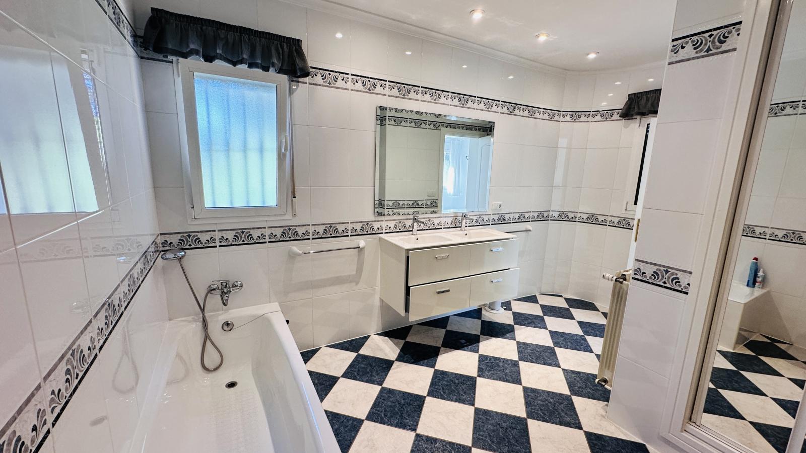 Villa muy bien cuidada con 2.185 m2 de terreno, gran piscina, pista de tenis, pozo, garaje, calefacción, aire acondicionado y muchos extras.