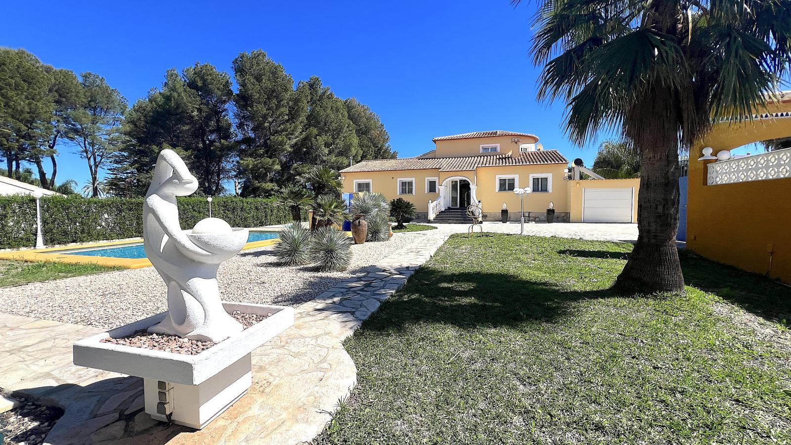 Villa muy bien cuidada con 2.185 m2 de terreno, gran piscina, pista de tenis, pozo, garaje, calefacción, aire acondicionado y muchos extras.