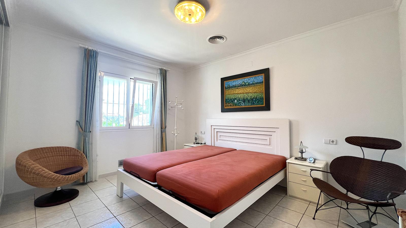 Villa muy bien cuidada con 2.185 m2 de terreno, gran piscina, pista de tenis, pozo, garaje, calefacción, aire acondicionado y muchos extras.