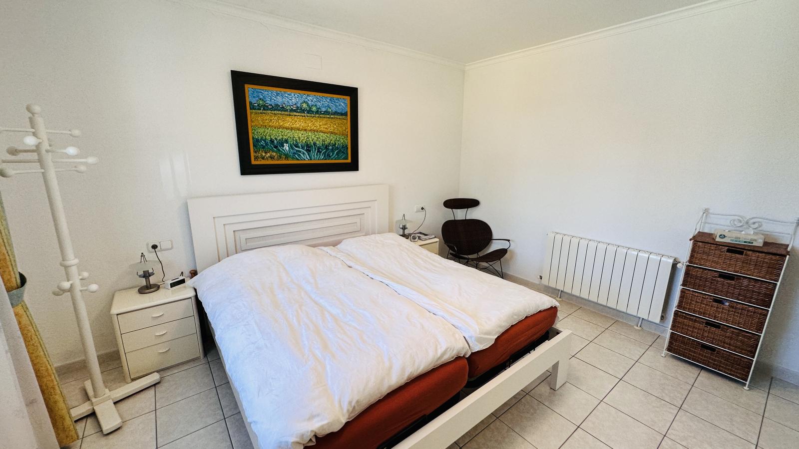 Villa muy bien cuidada con 2.185 m2 de terreno, gran piscina, pista de tenis, pozo, garaje, calefacción, aire acondicionado y muchos extras.