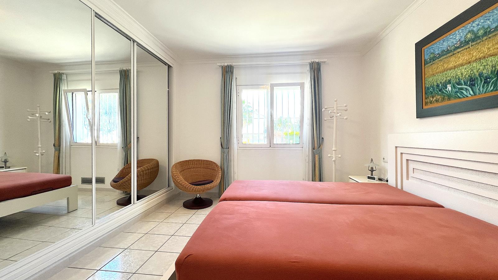 Villa muy bien cuidada con 2.185 m2 de terreno, gran piscina, pista de tenis, pozo, garaje, calefacción, aire acondicionado y muchos extras.
