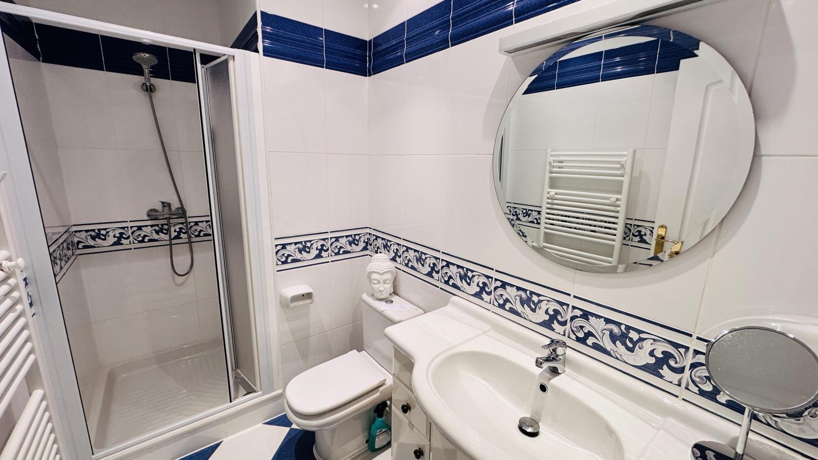Villa muy bien cuidada con 2.185 m2 de terreno, gran piscina, pista de tenis, pozo, garaje, calefacción, aire acondicionado y muchos extras.