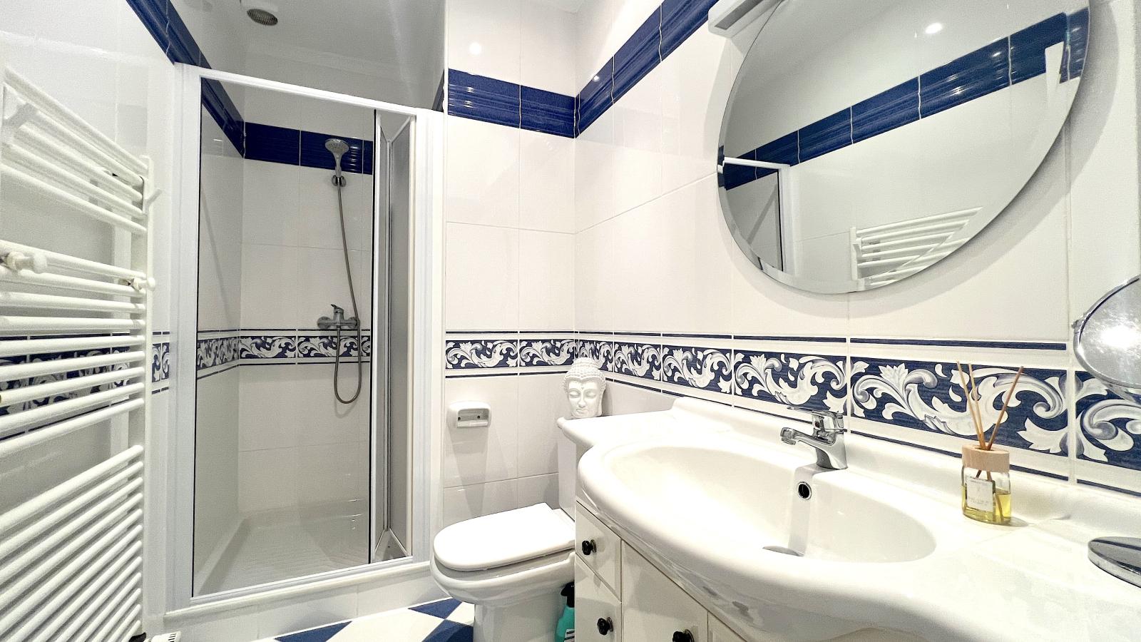 Villa muy bien cuidada con 2.185 m2 de terreno, gran piscina, pista de tenis, pozo, garaje, calefacción, aire acondicionado y muchos extras.
