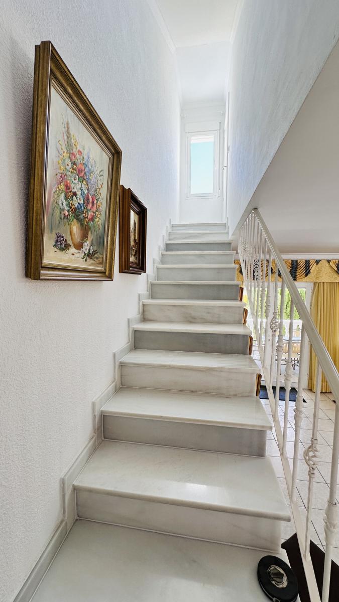 Villa muy bien cuidada con 2.185 m2 de terreno, gran piscina, pista de tenis, pozo, garaje, calefacción, aire acondicionado y muchos extras.