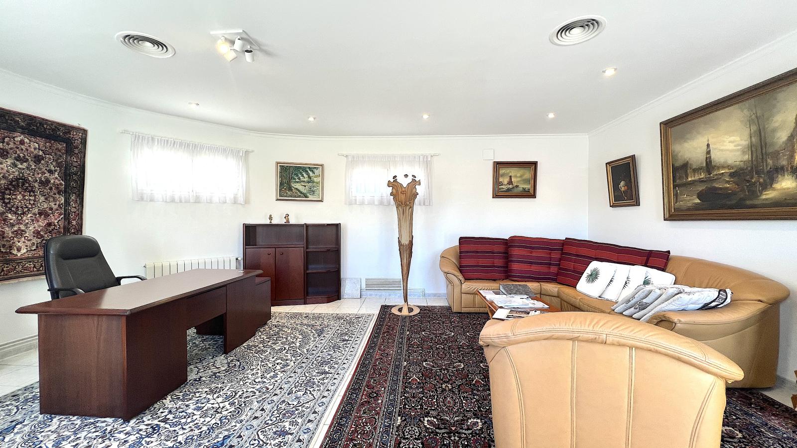 Villa muy bien cuidada con 2.185 m2 de terreno, gran piscina, pista de tenis, pozo, garaje, calefacción, aire acondicionado y muchos extras.