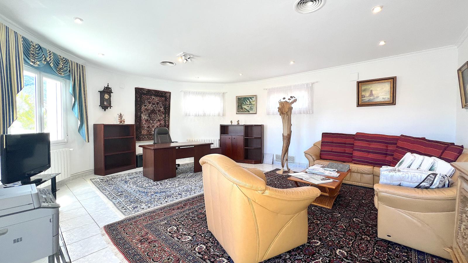 Villa muy bien cuidada con 2.185 m2 de terreno, gran piscina, pista de tenis, pozo, garaje, calefacción, aire acondicionado y muchos extras.