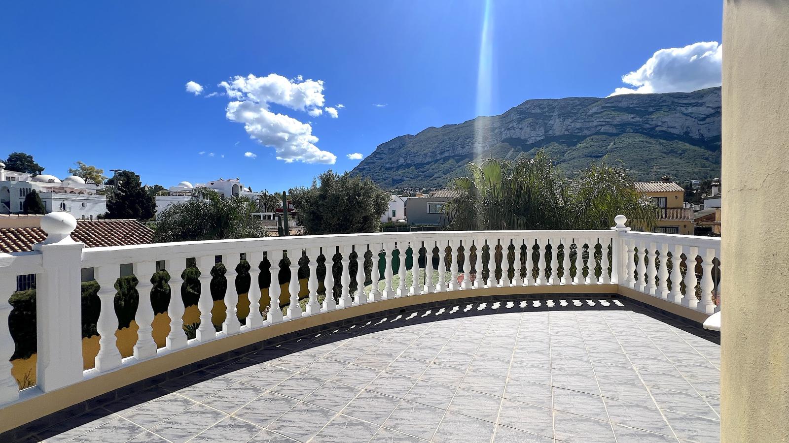 Villa muy bien cuidada con 2.185 m2 de terreno, gran piscina, pista de tenis, pozo, garaje, calefacción, aire acondicionado y muchos extras.