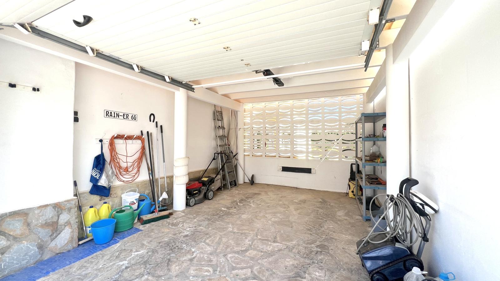 Villa muy bien cuidada con 2.185 m2 de terreno, gran piscina, pista de tenis, pozo, garaje, calefacción, aire acondicionado y muchos extras.