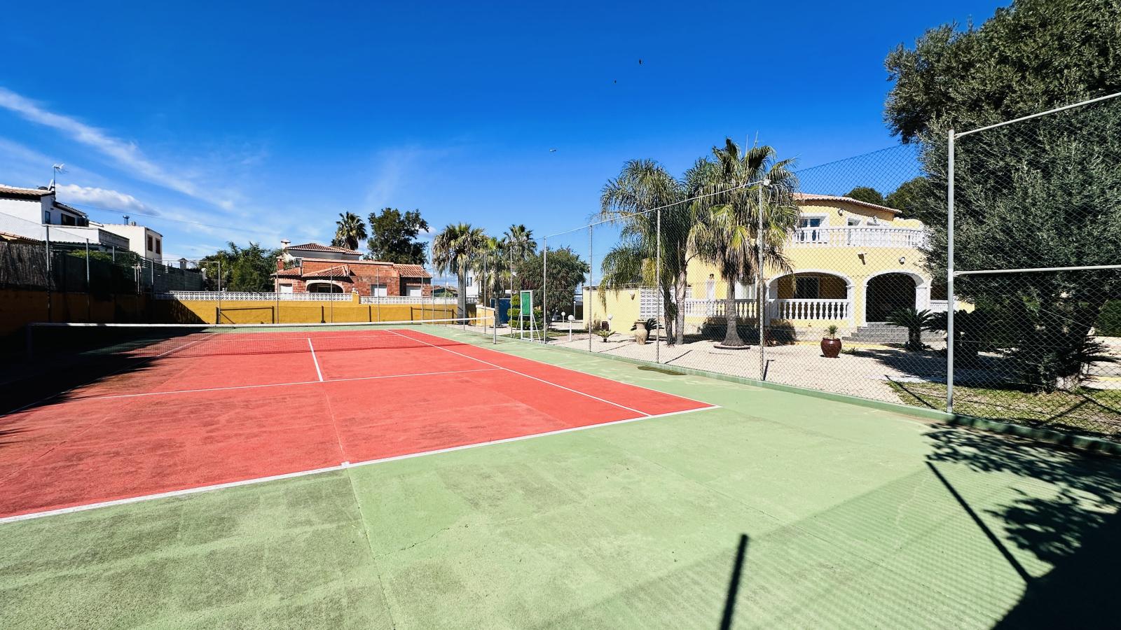 Villa muy bien cuidada con 2.185 m2 de terreno, gran piscina, pista de tenis, pozo, garaje, calefacción, aire acondicionado y muchos extras.