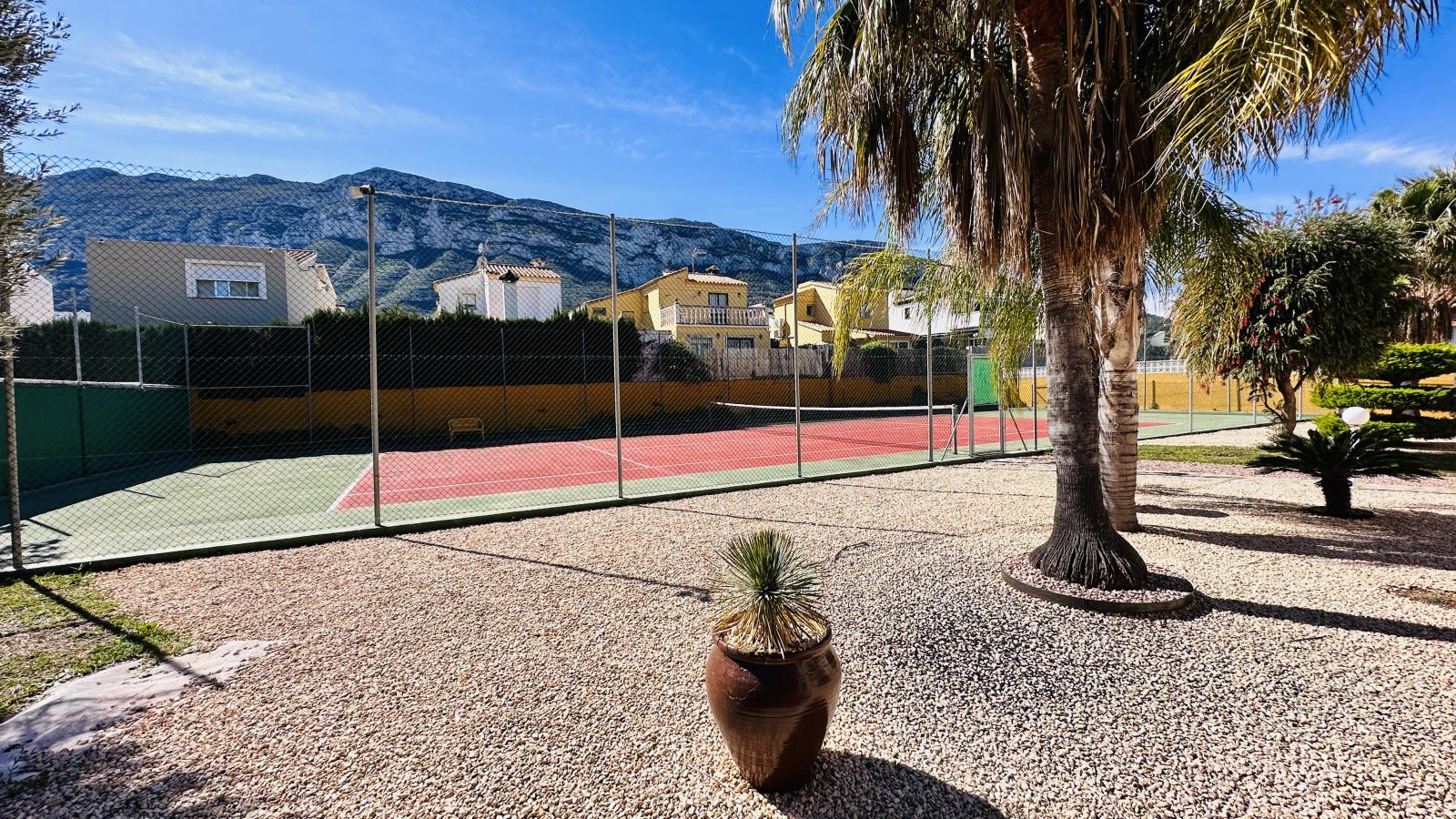 Villa muy bien cuidada con 2.185 m2 de terreno, gran piscina, pista de tenis, pozo, garaje, calefacción, aire acondicionado y muchos extras.