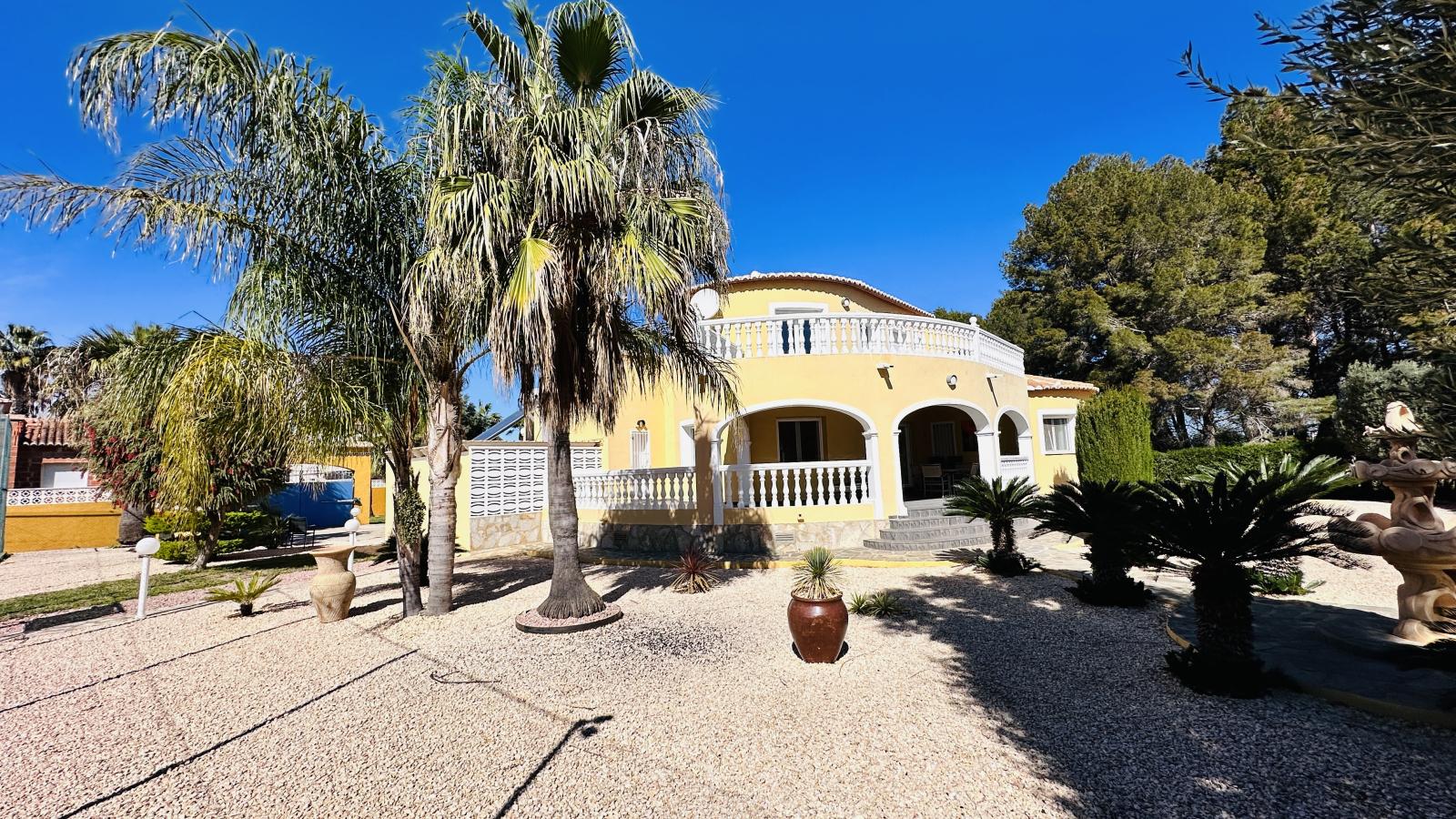 Villa muy bien cuidada con 2.185 m2 de terreno, gran piscina, pista de tenis, pozo, garaje, calefacción, aire acondicionado y muchos extras.