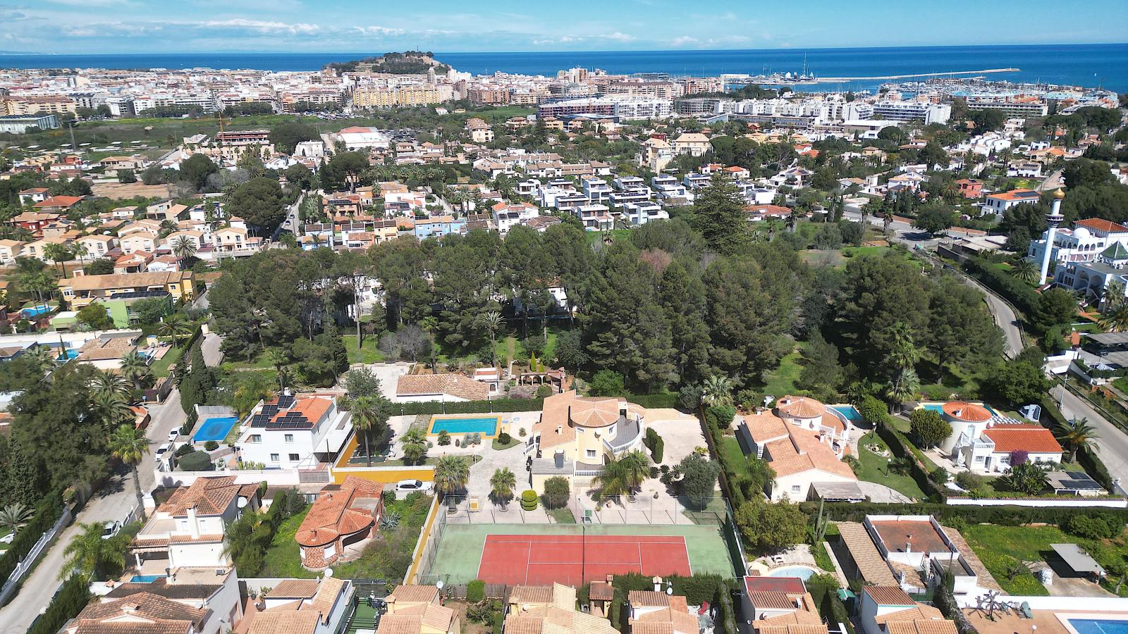 Villa muy bien cuidada con 2.185 m2 de terreno, gran piscina, pista de tenis, pozo, garaje, calefacción, aire acondicionado y muchos extras.