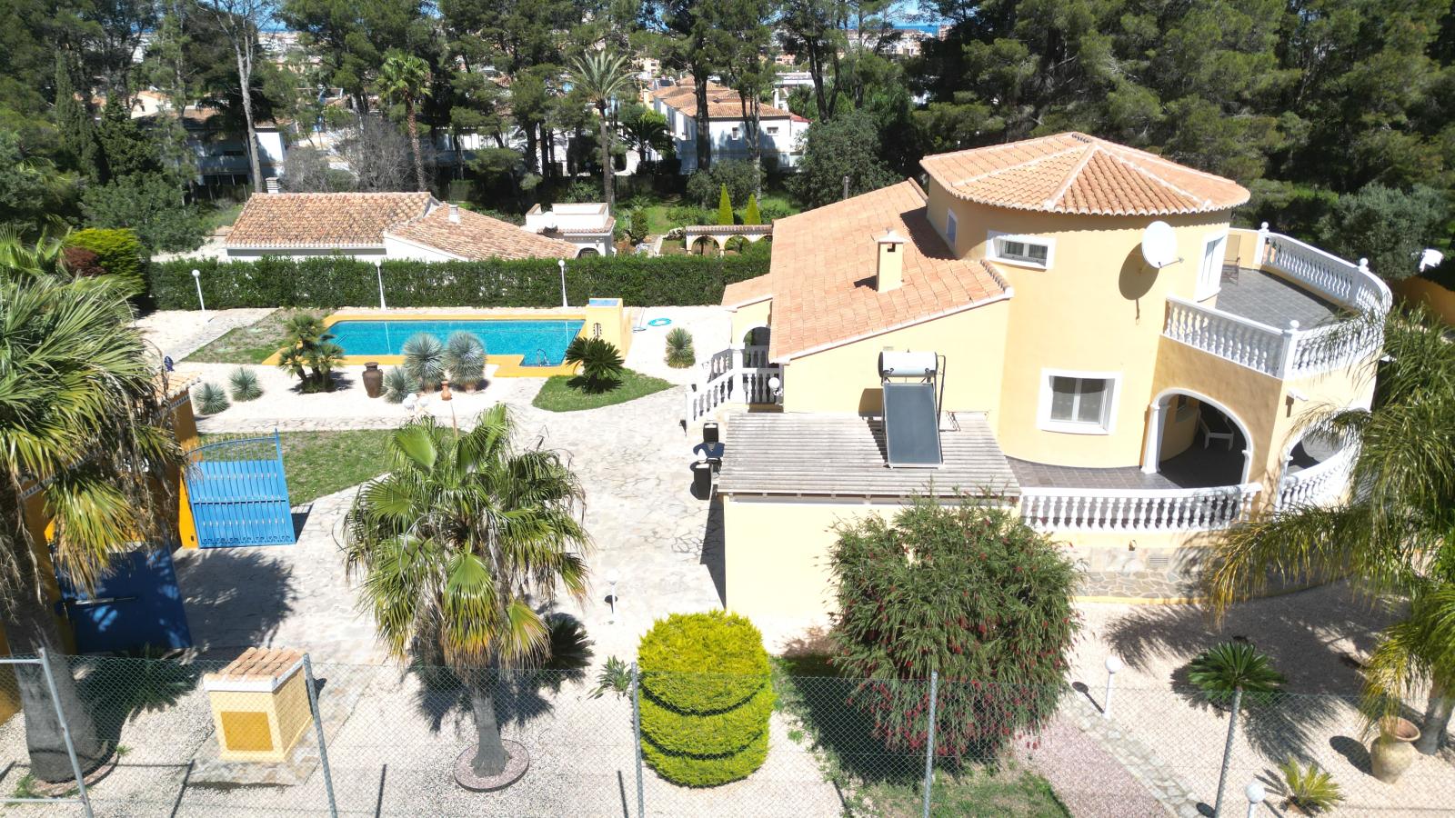 Villa muy bien cuidada con 2.185 m2 de terreno, gran piscina, pista de tenis, pozo, garaje, calefacción, aire acondicionado y muchos extras.