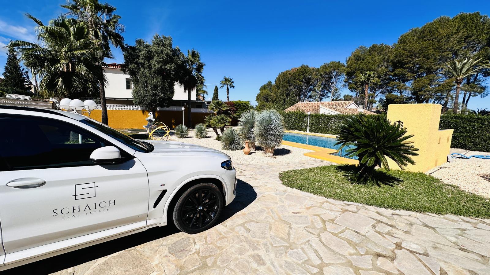 Villa muy bien cuidada con 2.185 m2 de terreno, gran piscina, pista de tenis, pozo, garaje, calefacción, aire acondicionado y muchos extras.