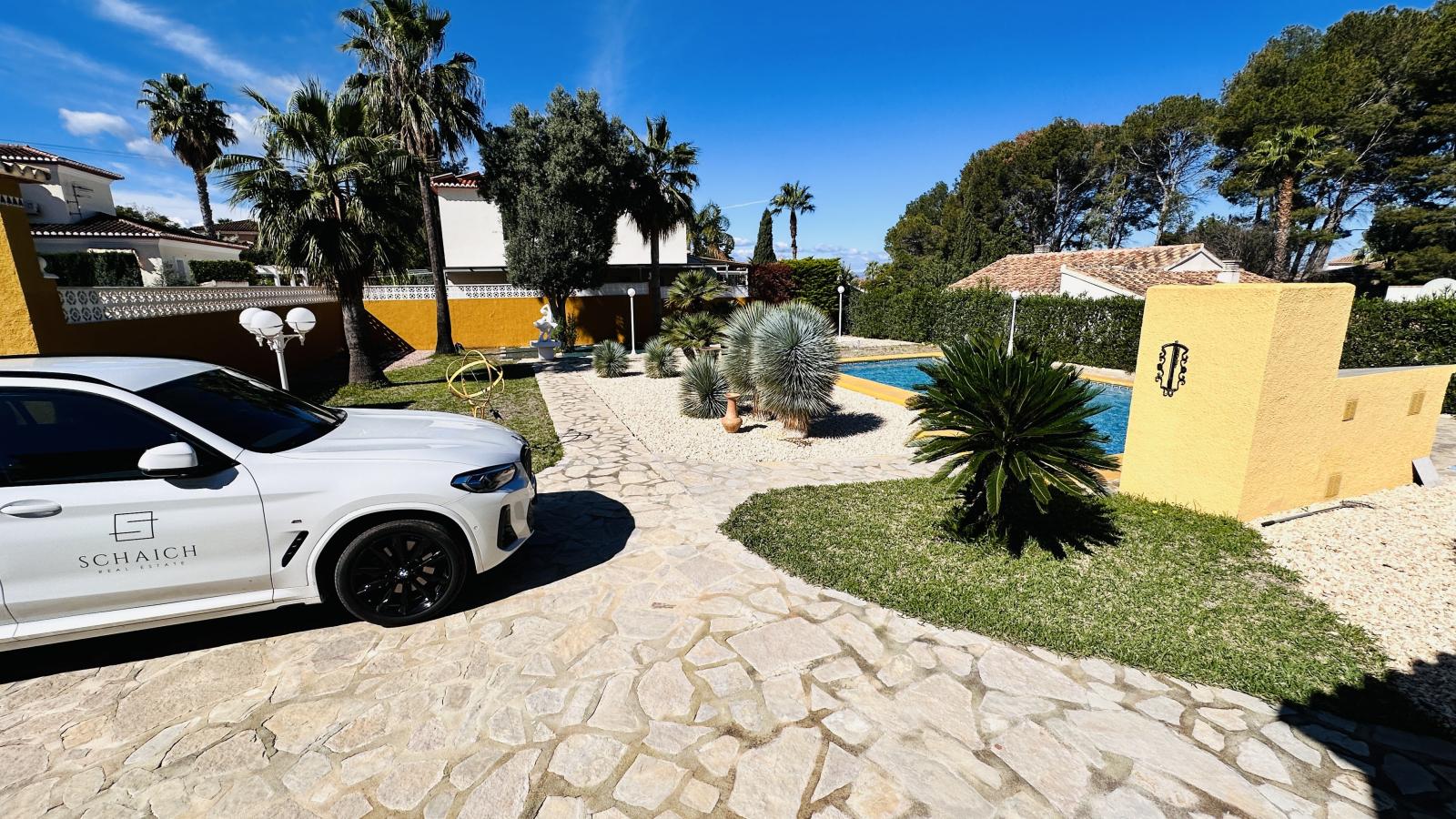 Villa muy bien cuidada con 2.185 m2 de terreno, gran piscina, pista de tenis, pozo, garaje, calefacción, aire acondicionado y muchos extras.