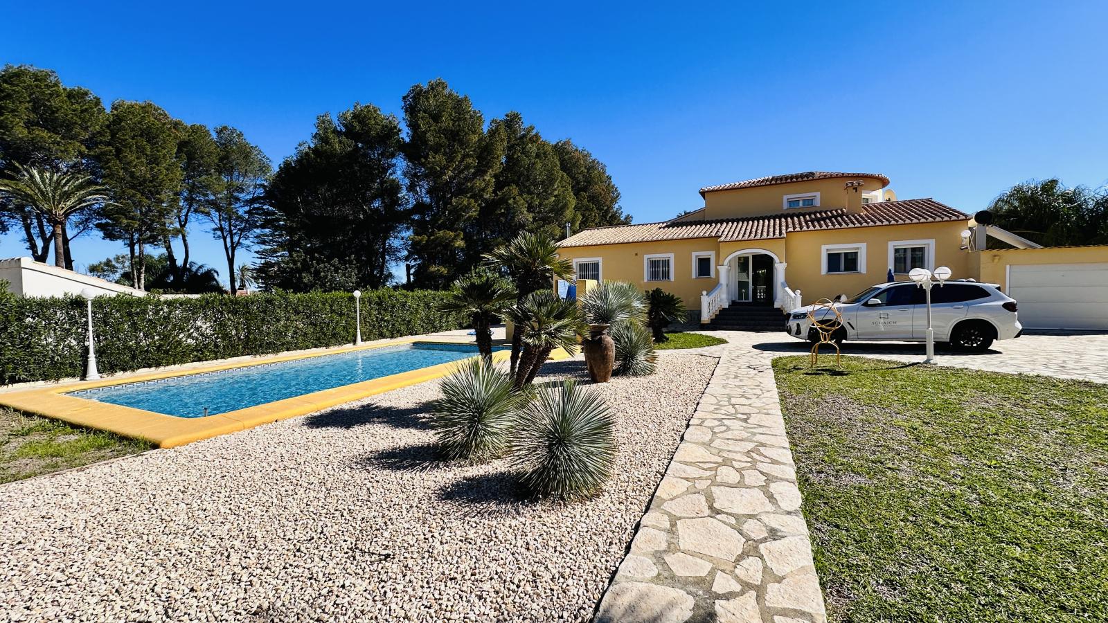Villa muy bien cuidada con 2.185 m2 de terreno, gran piscina, pista de tenis, pozo, garaje, calefacción, aire acondicionado y muchos extras.