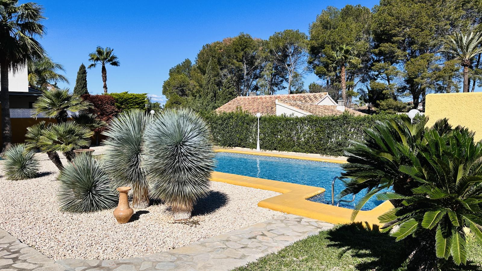 Villa muy bien cuidada con 2.185 m2 de terreno, gran piscina, pista de tenis, pozo, garaje, calefacción, aire acondicionado y muchos extras.