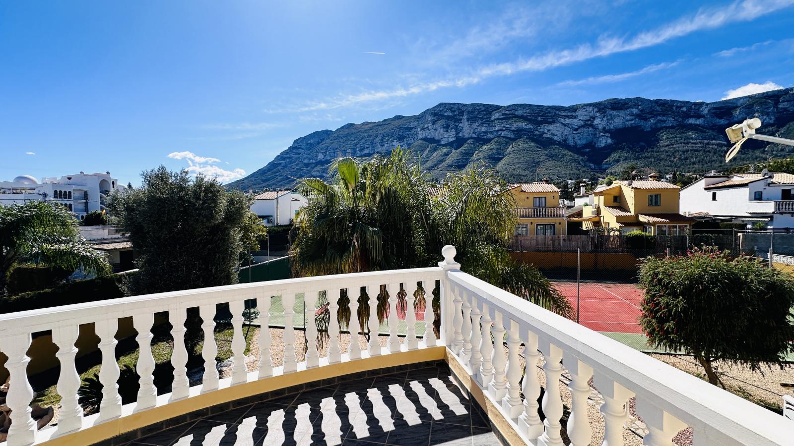Villa muy bien cuidada con 2.185 m2 de terreno, gran piscina, pista de tenis, pozo, garaje, calefacción, aire acondicionado y muchos extras.