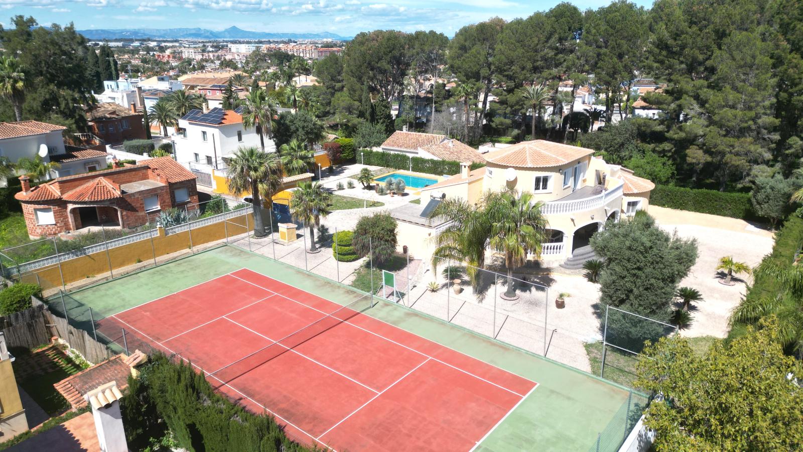 Villa muy bien cuidada con 2.185 m2 de terreno, gran piscina, pista de tenis, pozo, garaje, calefacción, aire acondicionado y muchos extras.