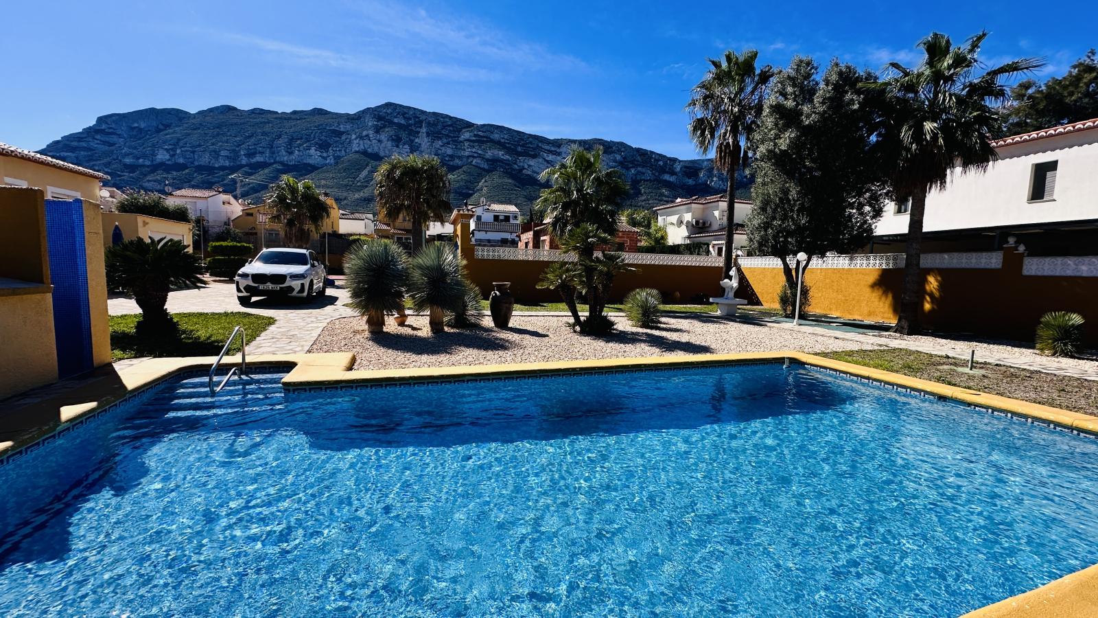 Villa muy bien cuidada con 2.185 m2 de terreno, gran piscina, pista de tenis, pozo, garaje, calefacción, aire acondicionado y muchos extras.